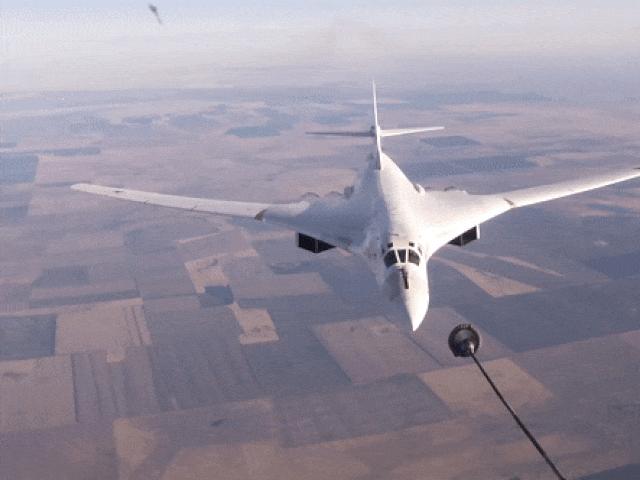 Media - Thót tim xem "thiên nga trắng" Tu-160 tiếp nhiên liệu trong điều kiện cực khó
