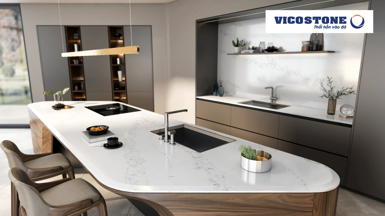 Mặt bàn đá Vicostone Statuaria- BQ8628 kết hợp với gỗ óc chó tạo nên không gian hoàn hảo cho căn bếp cao cấp