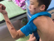 Bé trai bị chủ quán bánh xèo “tra  tấn” dã man nhận được món quà bất ngờ