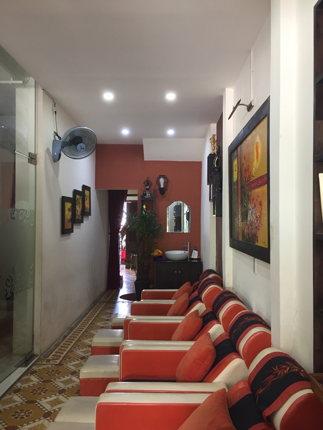 Nội thất bên trong nhà của Trần Tiểu Vy có hai tông màu cam - trắng.
