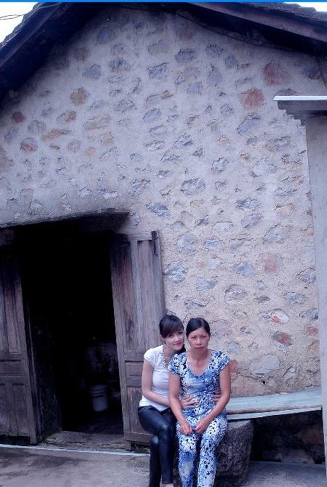 Hình ảnh Triệu Thị Hà chụp ảnh cùng mẹ trước cửa căn nhà cấp 4 cũ được truyền thông đăng tải gây chú ý với dư luận. Được biết, mẹ Hoa hậu là lao động chính trong nhà với công việc làm nương rẫy vì bố cô sức khỏe yếu.
