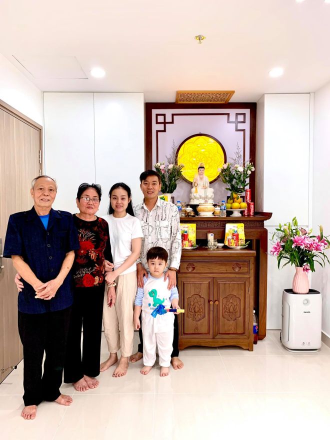 Việt Bắc chia sẻ hình ảnh cả gia đình trong căn nhà mới&nbsp;
