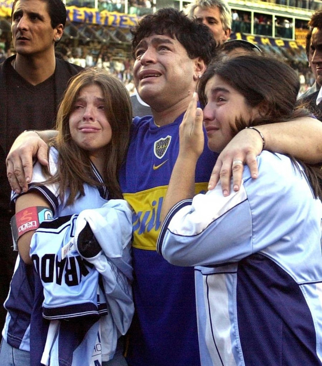 Maradona cùng hai cô con gái Dalma Nerea và Giannina Dinora đã không thể kiềm được nước mắt.