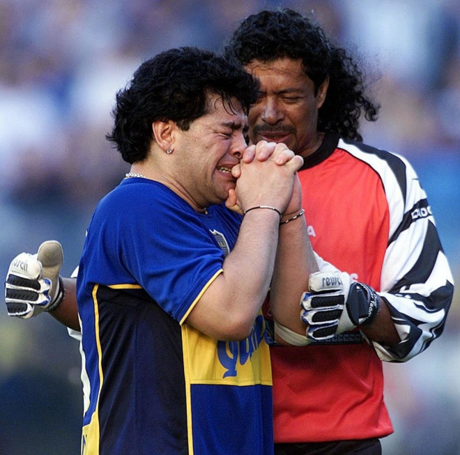 Thủ môn&nbsp;Rene Higuita chia sẻ giây phút xúc động cùng Maradona.