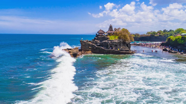 Đền Tanah Lot: Pura Tanah Lot, có nghĩa là "Vùng đất trong biển", là một trong 7 ngôi đền biển ngoài khơi Bali, Indonesia. Ngôi đền này được ngư dân xây dựng ở đó để thờ các vị thần biển của Bali. 
