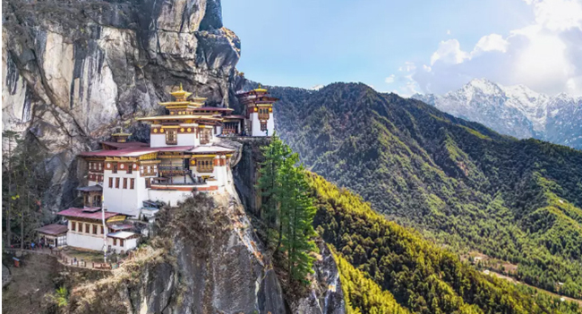 Tiger's Nest: Tu viện Taktsang Palhug ở Thung lũng Paro thuộc quận Paro ở Bhutan là một địa điểm thiêng liêng của Phật giáo Himalaya. 
