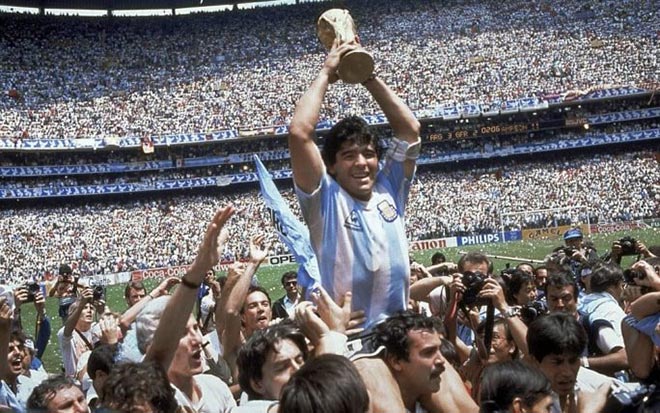 Diego Maradona nâng cao chiếc cúp vô địch World Cup 1986