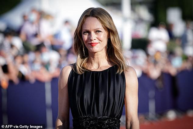 Tình cũ của Johnny Depp táo bạo với mốt không nội y - 14