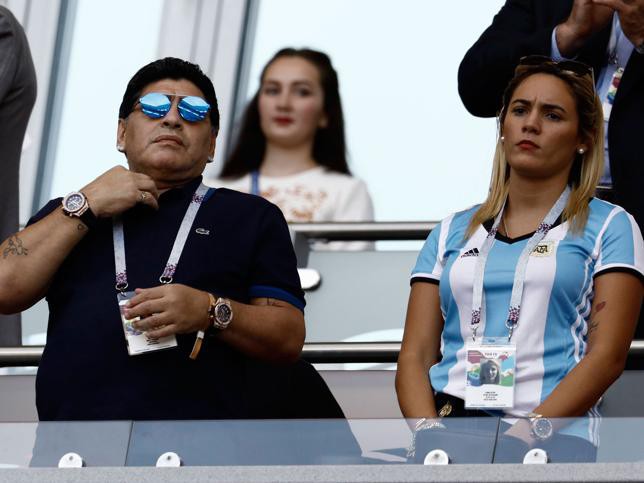 Diego Maradona đã lên cơn đau tim và ra đi mãi mãi chỉ 2 tuần sau khi rời bệnh viện, nơi ông trải qua cuộc phẫu thuật lấy cục máu đông trong não, hưởng thọ 60 tuổi.