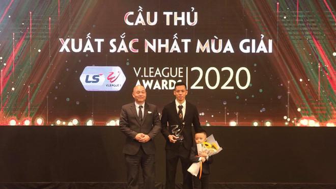 Với màn trình diễn ấn tượng trong suốt mùa giải, đội trưởng Hà Nội FC Văn Quyết chính là cầu thủ xuất sắc nhất mùa giải 2020. Ảnh: Thanh Niên.