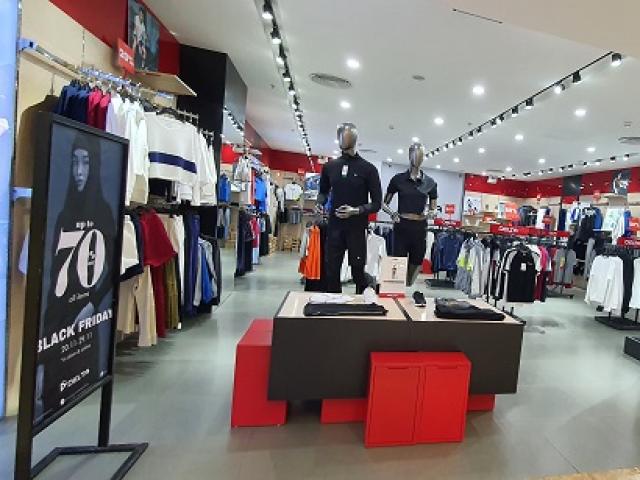 Thị trường - Tiêu dùng - Black Friday: Động thái bất ngờ của người tiêu dùng khi các cửa hàng giảm giá 70%