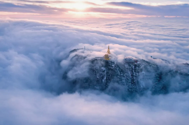 Núi Nga Mi: Là ngọn núi cao nhất trong bốn ngọn núi thiêng liêng của Trung Quốc, núi Nga Mi có ngôi chùa Phật giáo đầu tiên được xây dựng ở Trung Quốc vào thế kỷ thứ nhất. 
