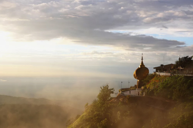 Golden Rock: Chùa Kyaiktiyo (Golden Rock) là một địa điểm hành hương Phật giáo nằm bấp bênh trên đỉnh núi Kyaiktiyo ở bang Mon, Myanmar. Tương truyền, tảng đá không rơi vì nó có chứa một sợi tóc của Đức Phật.
