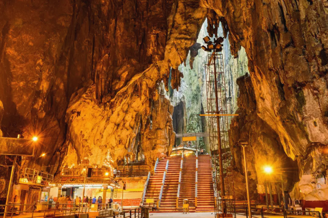 Động Batu: Nằm gần Kuala Lumpur ở Malaysia, đây là một ngôi đền thờ Chúa Murugan, một vị thần chiến tranh của đạo Hindu. 
