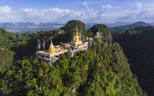 Đền Hang Cọp: Wat Tham Suea (Đền Hang Cọp) gần Krabi, Thái Lan, nằm trên đỉnh một hang động đá vôi. Đền mang tầm nhìn bao quát ra những khu rừng của Thung lũng Kiriwong với 1.272 bước lên đỉnh.
