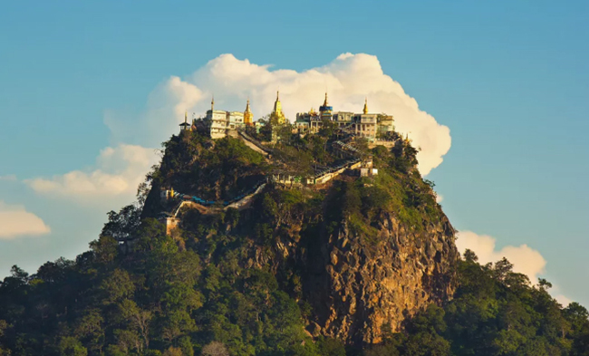Núi Popa: Với 777 bậc thang lên đến đỉnh, Tu viện Taung Kalat nằm trong một ngọn núi lửa có tên là Núi Popa, là một ốc đảo ở khu vực khô cằn của Myanmar.
