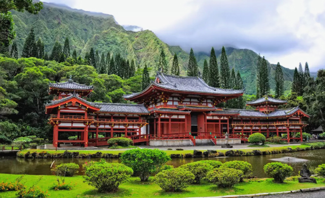 Thung lũng của những ngôi đền: Nằm trong Công viên Tưởng niệm Các ngôi đền tuyệt đẹp ở Oahu, Hawaii, ngôi đền Byodo-In được bao quanh bởi ao cá koi và khu vườn Nhật Bản tuyệt đẹp.
