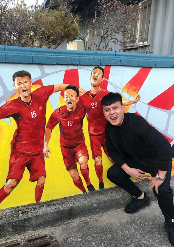 Các cầu thủ U23 Việt Nam thi nhau cắt tóc "cầu may" chào năm mới - 3