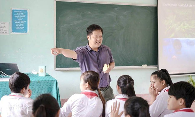 TS Đàm Quang Minh trong tiết học với các em học sinh phổ thông