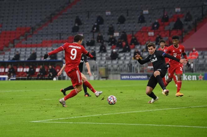 Trước đó, Lewandowski mở tỷ số cho
Bayern ở phút 42, trong khi Wober phản lưới nhà giúp "Hùm xám" nhân
đôi cách biệt