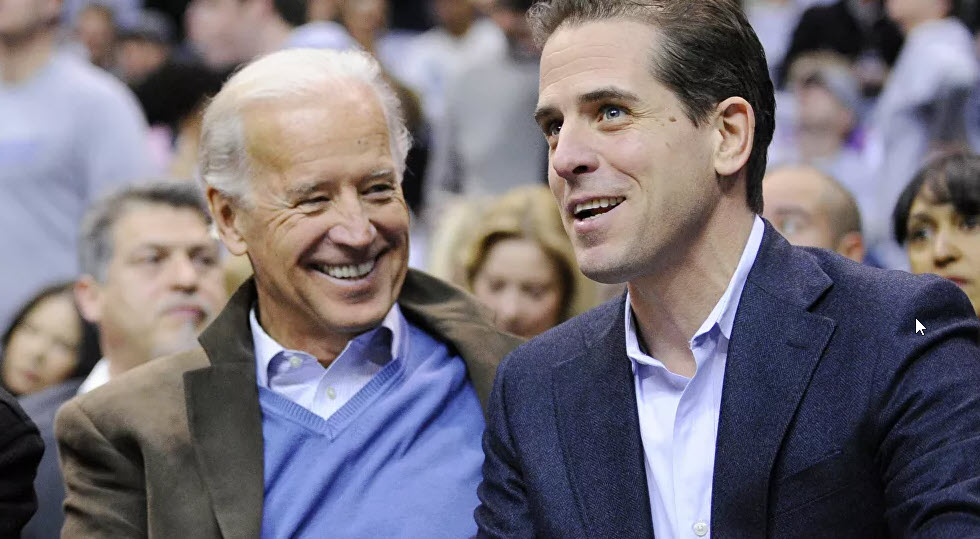Ông Biden và con trai Hunter.