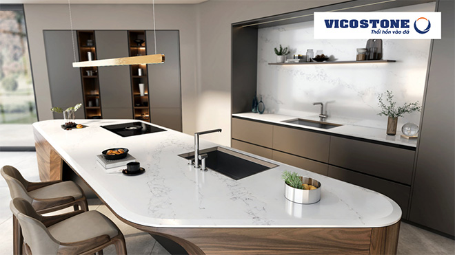 Để có một gian bếp sạch, sáng bóng và đẹp lâu dài, vật liệu sử dụng phải có độ bền,&nbsp;khả năng chống thấm cao (Nguồn: Vicostone- Mẫu Statuario)