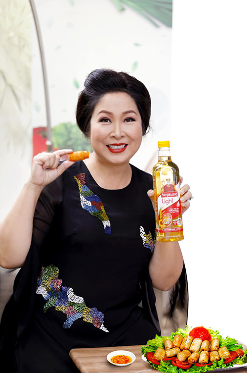Tin tường nấu nướng, sành sỏi trong ăn uống, dầu ăn Neptune Light được nghệ sĩ Hồng Vân chọn là loại dầu ăn có cơ chế giảm hấp thụ cholesterol từ thực phẩm. Ngoài thành phần dầu hướng dương, đậu nành tốt cho sức khỏe thì còn có dầu gạo lứt cao cấp được các quốc gia phát triển rất ưa chuộng.