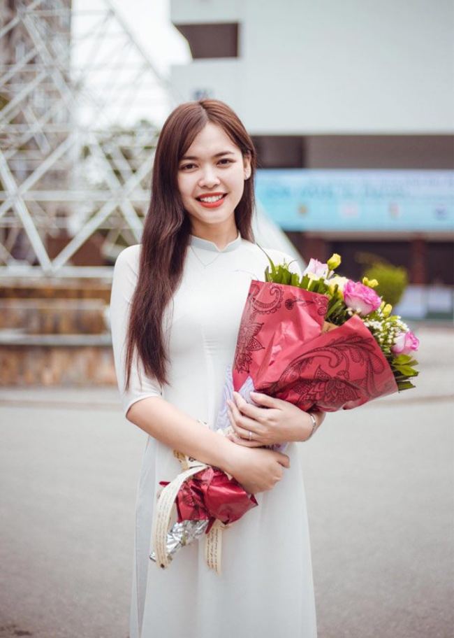 Thanh Hằng là cô giáo đang công tác tại Hà Nội, từng lọt top 5 Hoa hậu hoàn vũ Việt Nam 2017. 
