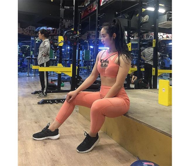 Những khoảnh khắc tập gym của cô được chia sẻ trên mạng xã hội, được nhiều người hỏi han về bí quyết. 
