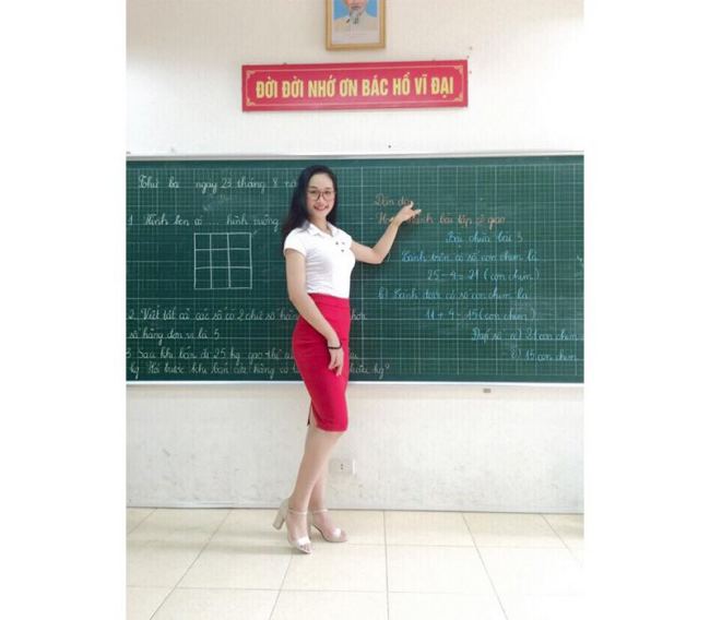Tự tin về hình thể giúp Phương Thảo lựa chọn nhiều trang phục đi dạy dù kín đáo nhưng vẫn tôn đường cong hút mắt.

