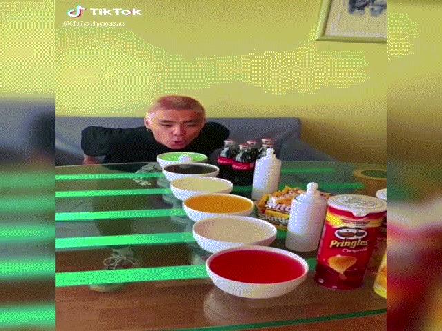 Bạn trẻ - Cuộc sống - Clip: Trò chơi dành cho đám bạn thân khiến dân mạng "phát sốt"