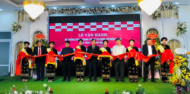 Phó chủ tịch tỉnh Cao Bằng cùng đại diện các Sở Ban ngành, đại diện Vietlott cắt băng chính thức vận hành hệ thống kinh doanh xổ số tự chọn tại Cao Bằng.
