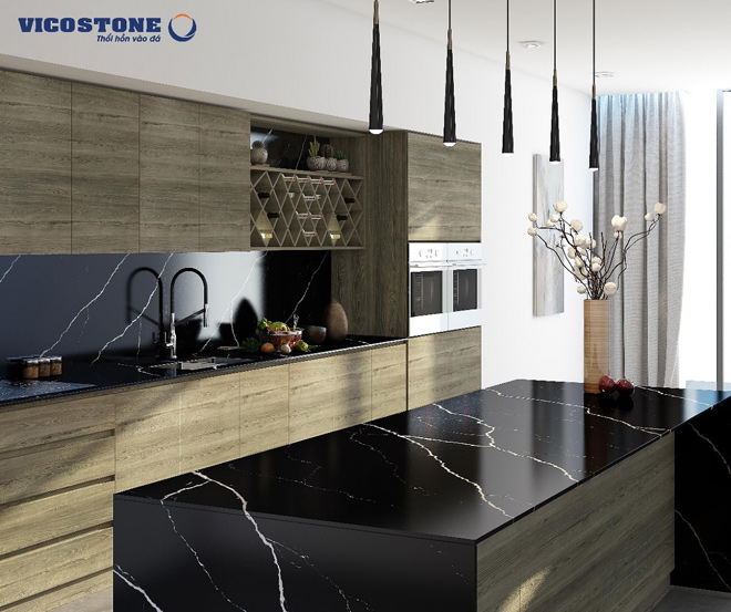 Mẫu Nero Marquina của Vicostone nổi bật với những đường vân rạn như những tia sét đánh ngang trời, phù hợp làm điểm nhấn cho phong cách mạnh mẽ, cá tính
