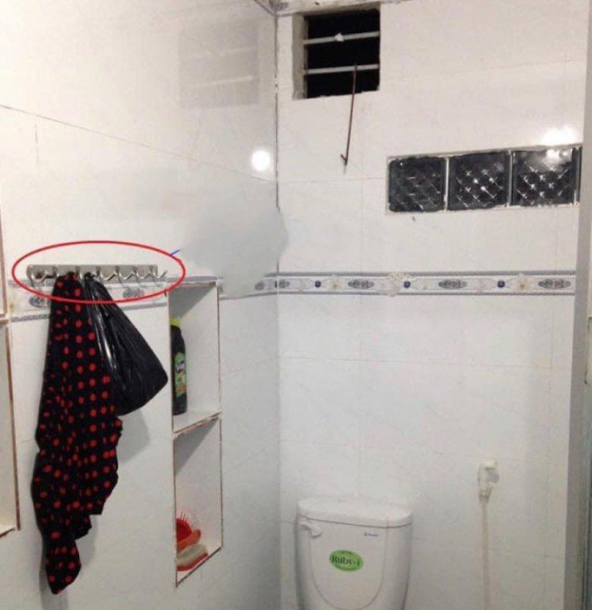 Phòng vệ sinh nơi bé trai được phát hiện đã tử vong