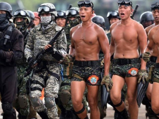 Thế giới - Quân đội Đài Loan sẽ loại bỏ các tân binh cao hơn 1 mét 96 cm