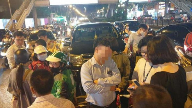 Tài xế Nguyễn Bình N. (người khoanh tay) bước ra khỏi xe trong tình trạng nồng nặc mùi rượu