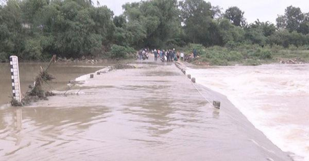 Tin tức trong ngày - Nước cuốn xe bán tải khi qua tràn, một cán bộ giao thông mất tích