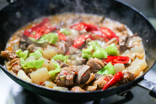 Nêm muối cho vừa miệng, sau đó cho ớt trái tươi vào xào cùng với thịt vịt.