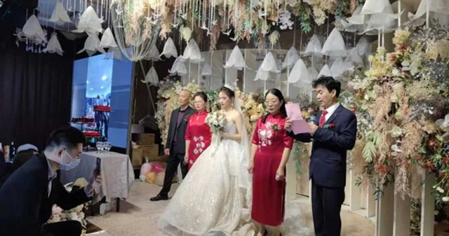 Chú rể buộc phải bỏ đám cưới, cô dâu một mình đứng giữa bố mẹ 2 nhà - 1