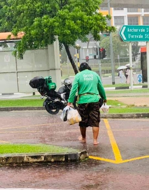 Chỉ vì không được giao thức ăn đến tận cửa nhà, khách hàng tức giận xông vào đánh shipper - 3