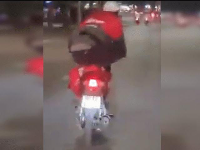 Media - Vừa lái xe, thanh niên vừa nhảy nhót như "Tôn Ngộ Không"