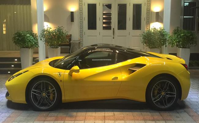 Ferrari 488 GTB là món quà tốt nghiệp mà Phan Thành dành tặng cho người em trai Phan Hoàng hồi năm 2016. “Đại gia” quả nhiên khác biệt, tặng quà tốt nghiệp cũng phải “hoành tráng” đến mức này.
