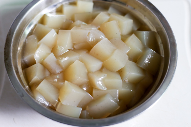 Cắt thạch thành những khối vuông nhỏ (dày khoảng 2cm), chần qua nước sôi khoảng từ 2-3 phút rồi vớt ra để ráo. Thạch sẽ làm giảm bớt vị hăng của món ăn.