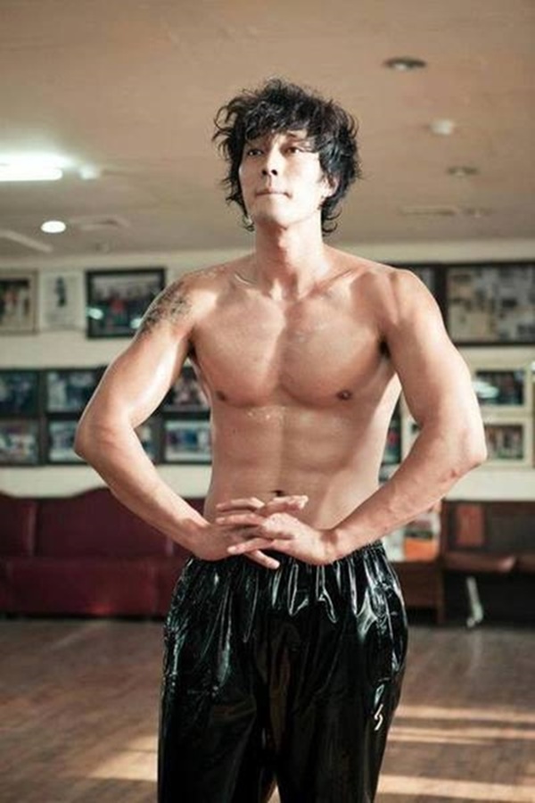 Nhờ nghiêm túc với chế độ dinh dưỡng mà So Ji Sub có được body hoàn hảo.