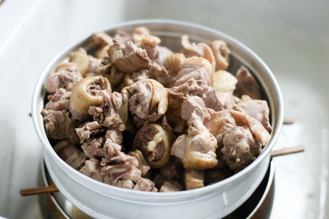 Bắc một nồi nước lớn lên bếp, đun sôi sau đó cho vịt vào trần khoảng 2-3 phút, vớt ra để ráo.