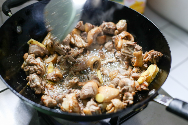 Đun nóng dầu ăn trong chảo, bỏ thịt vịt vào chiên lửa nhỏ trong khoảng 6-8 phút cho đến khi mỡ tiết ra và da miếng thịt hơi vàng. Trong quá trình này, bạn cần liên tục đảo và cho thêm vài lát gừng vào.