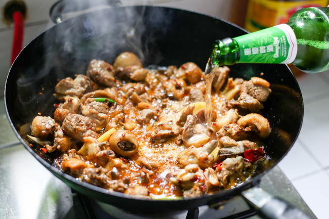 Đổ bia vào chảo rồi đậy nắp đun nhỏ lửa trong khoảng 20-30 phút ( tùy vào độ mềm của thịt vịt mà bạn muốn), sau đó thêm thạch vào nấu tiếp 10 phút, thêm tép tỏi vào giữa.