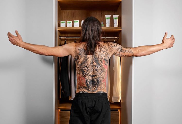 Zlatan Ibrahimovic khoe body săn chắc khi ở nhà vì dịch bênh. 