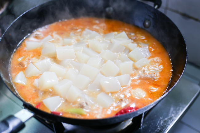 Mở nắp và tiếp tục đun thêm 5-10 phút, cho đến khi chỉ còn lại khoảng 1 chén nước sốt.