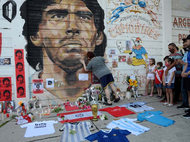 Diego Maradona trong lòng các thế hệ người hâm mộ Argentina Ảnh: REUTERS